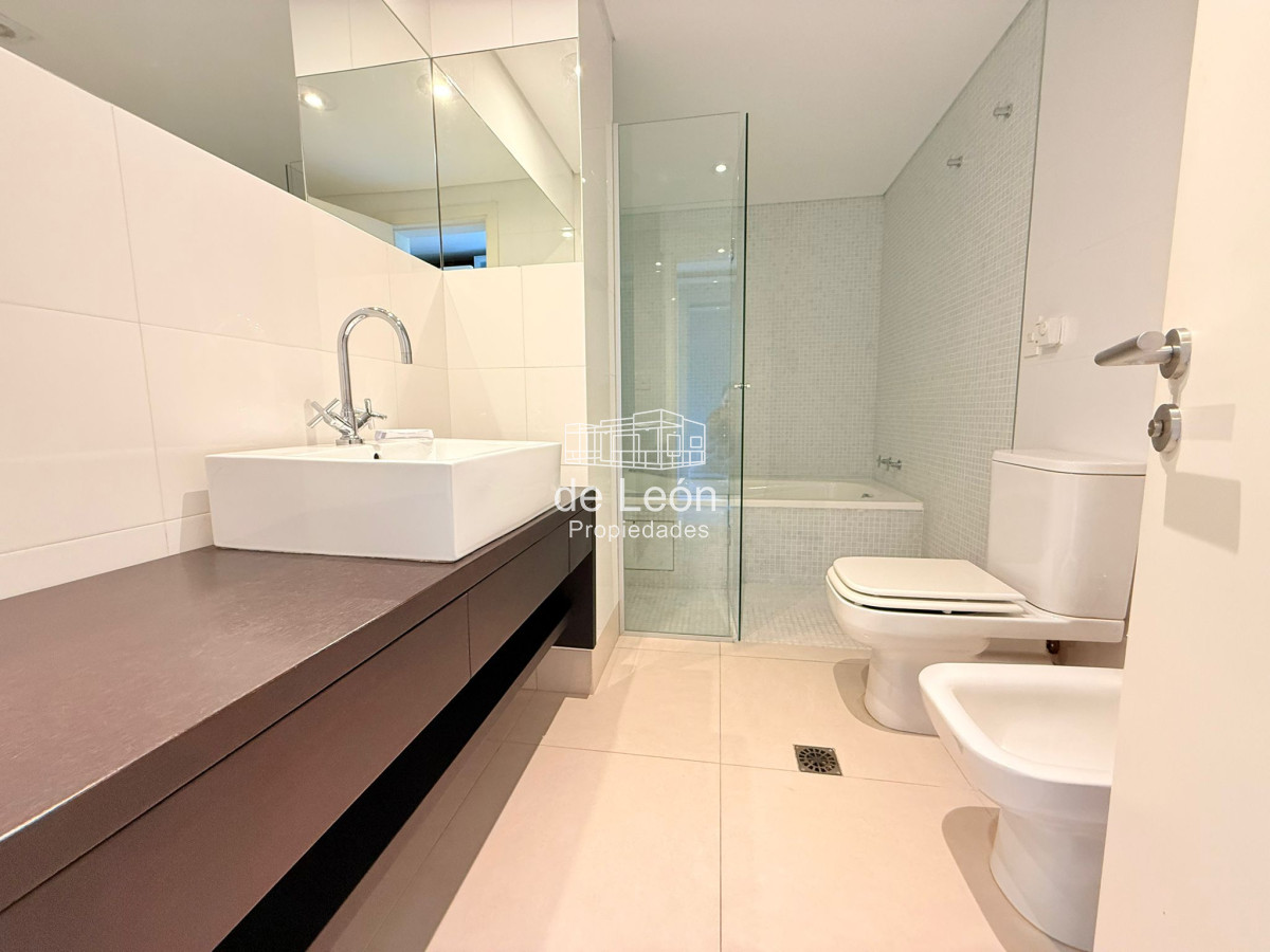 Apartamento ID.15328 - Departamento en venta de 2 dormitorios, Brava 28, Punta del Este