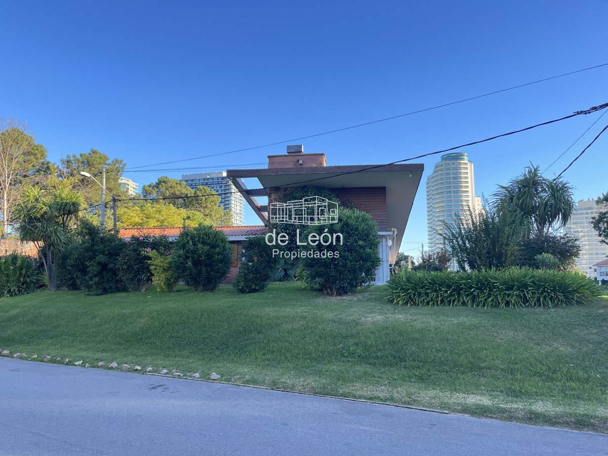Casa ID.14821 - Se alquila anual, Casa en Playa Mansa: Amplia residencia con 4 dormitorios y espacios generosos, perfecta para disfrutar y residir