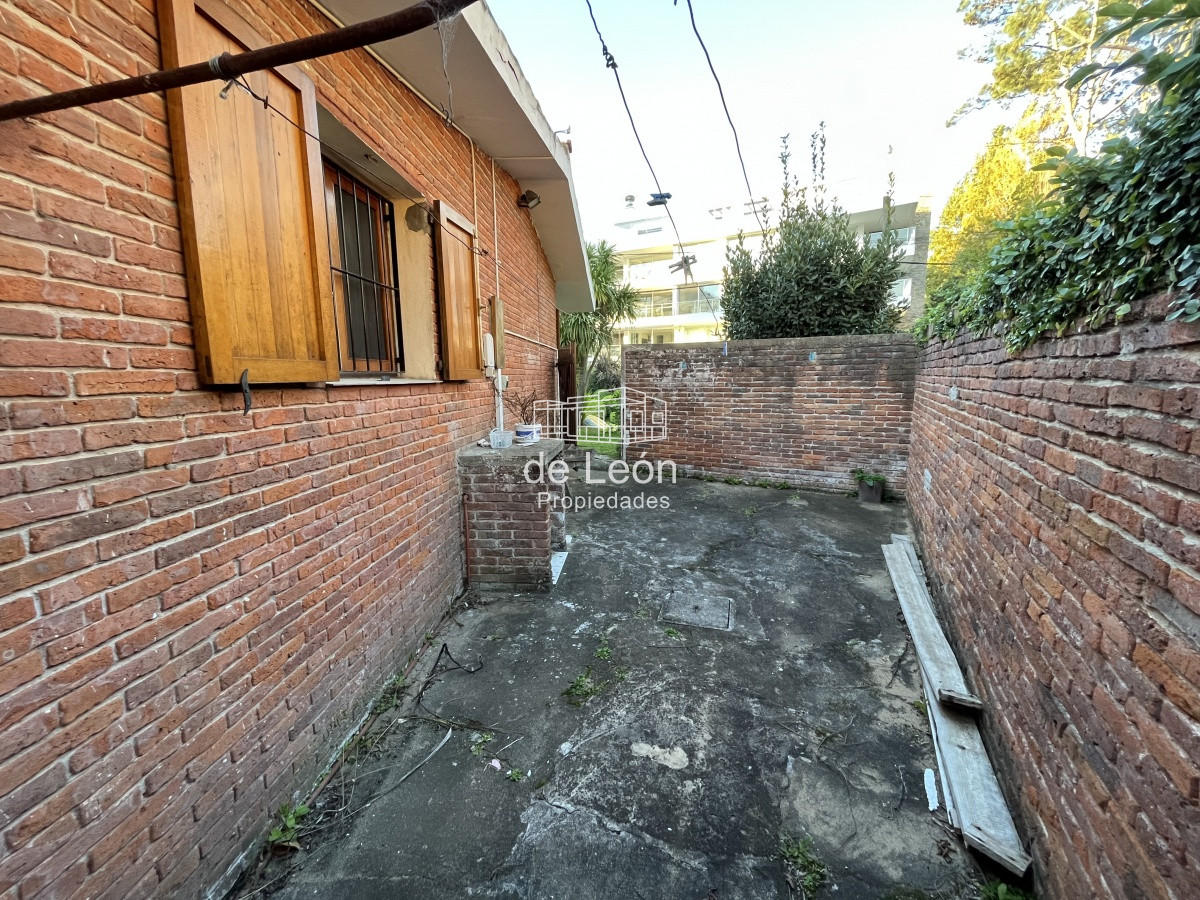 Casa ID.14821 - Se alquila anual, Casa en Playa Mansa: Amplia residencia con 4 dormitorios y espacios generosos, perfecta para disfrutar y residir