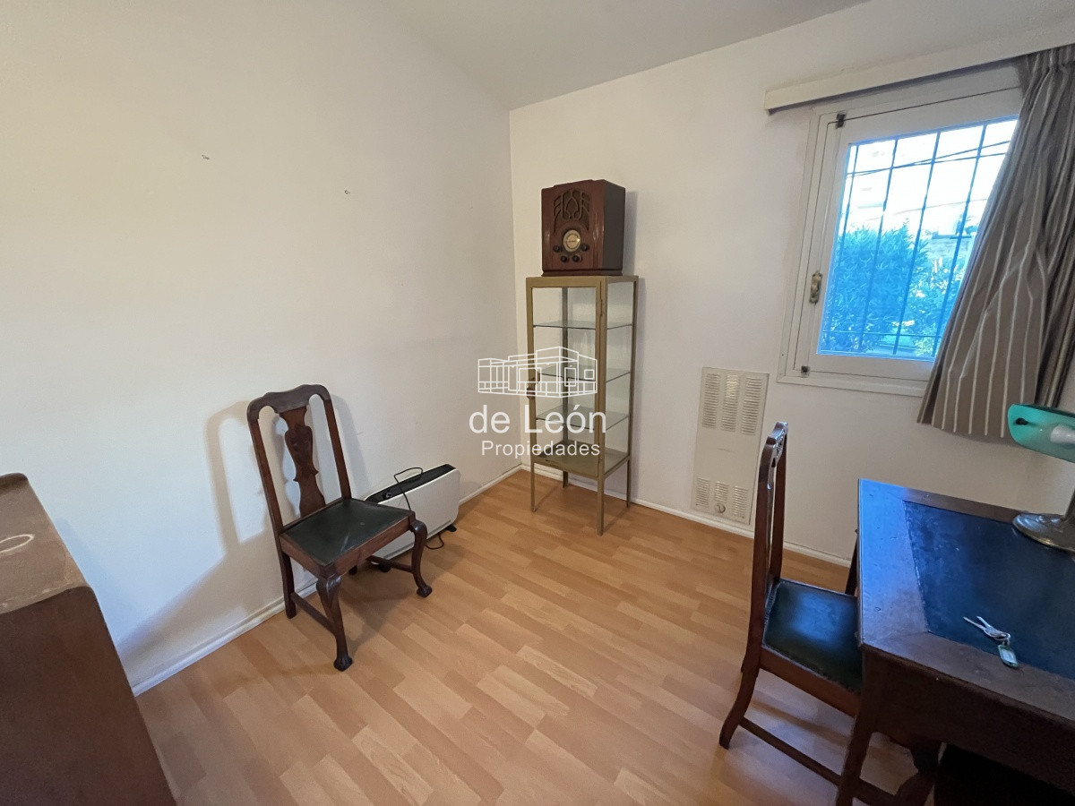 Casa ID.14821 - Se alquila anual, Casa en Playa Mansa: Amplia residencia con 4 dormitorios y espacios generosos, perfecta para disfrutar y residir