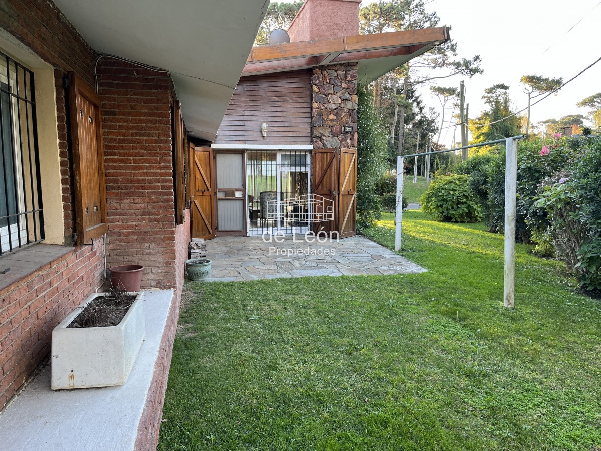 Casa ID.14821 - Se alquila anual, Casa en Playa Mansa: Amplia residencia con 4 dormitorios y espacios generosos, perfecta para disfrutar y residir