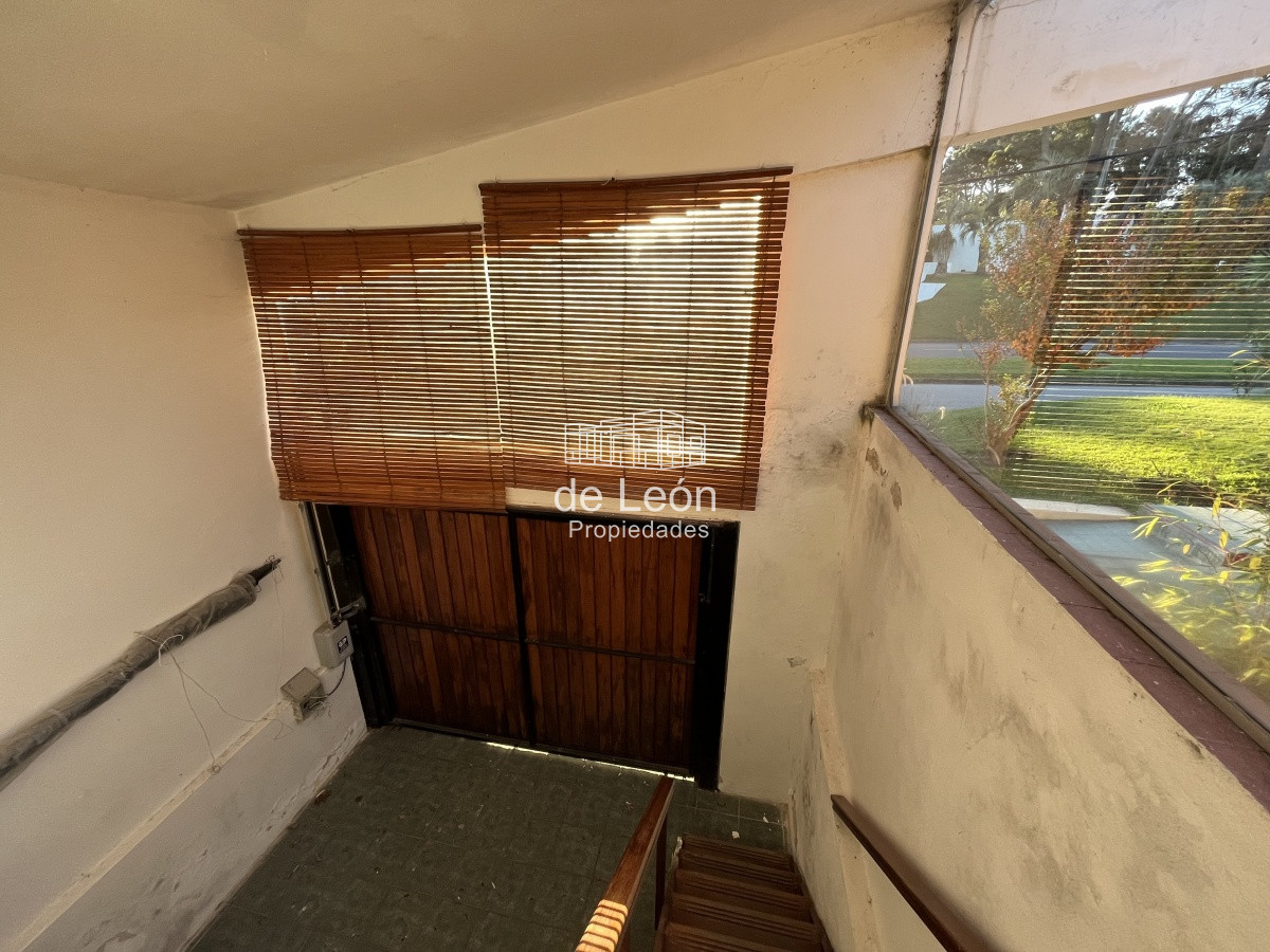 Casa ID.14821 - Se alquila anual, Casa en Playa Mansa: Amplia residencia con 4 dormitorios y espacios generosos, perfecta para disfrutar y residir