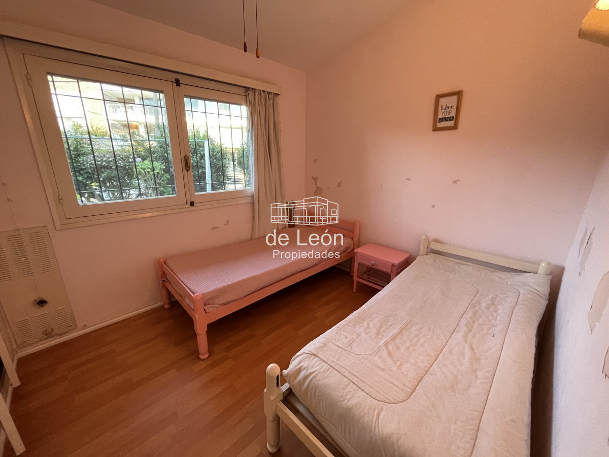 Casa ID.14821 - Se alquila anual, Casa en Playa Mansa: Amplia residencia con 4 dormitorios y espacios generosos, perfecta para disfrutar y residir