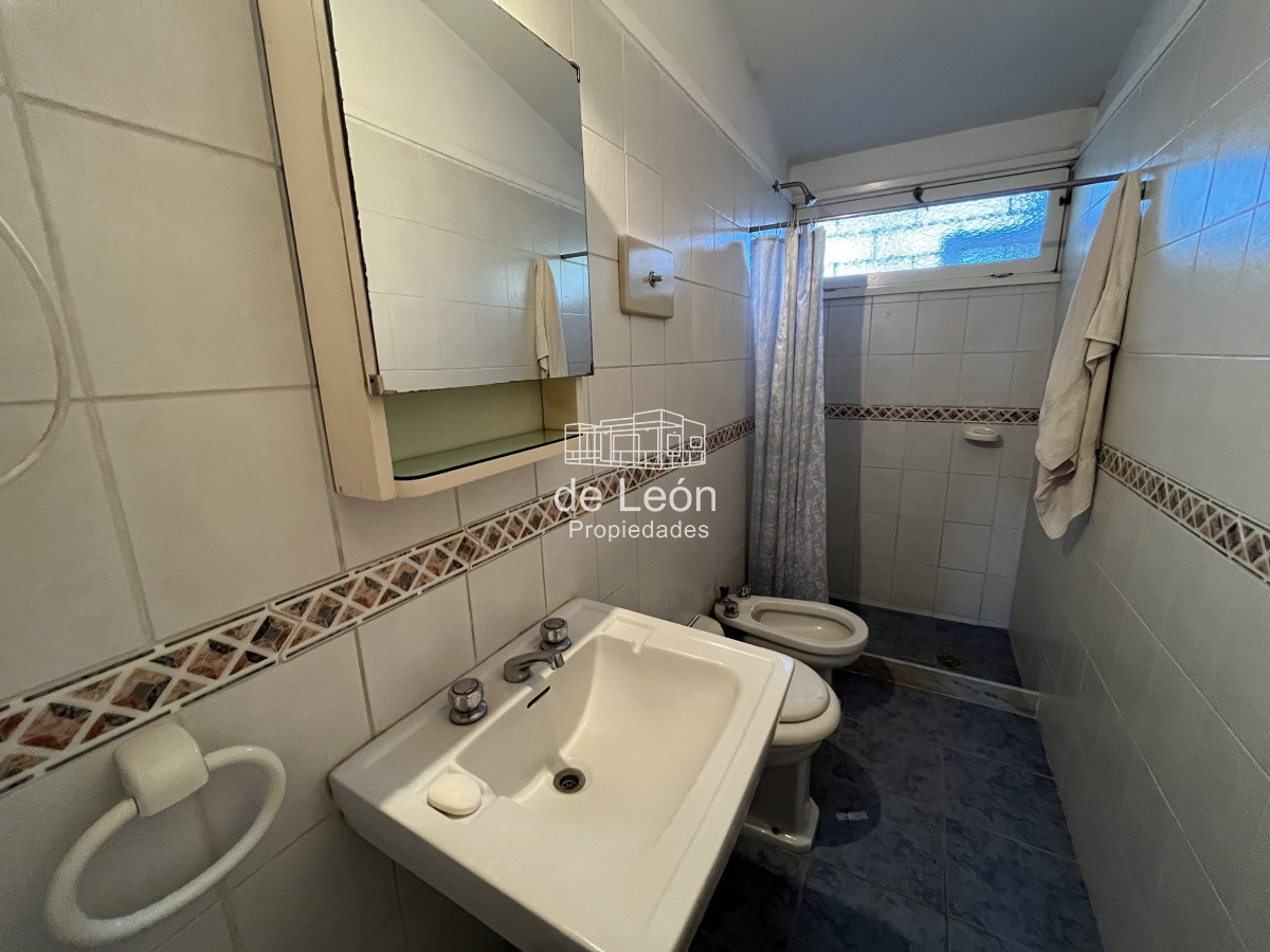 Casa ID.14821 - Se alquila anual, Casa en Playa Mansa: Amplia residencia con 4 dormitorios y espacios generosos, perfecta para disfrutar y residir