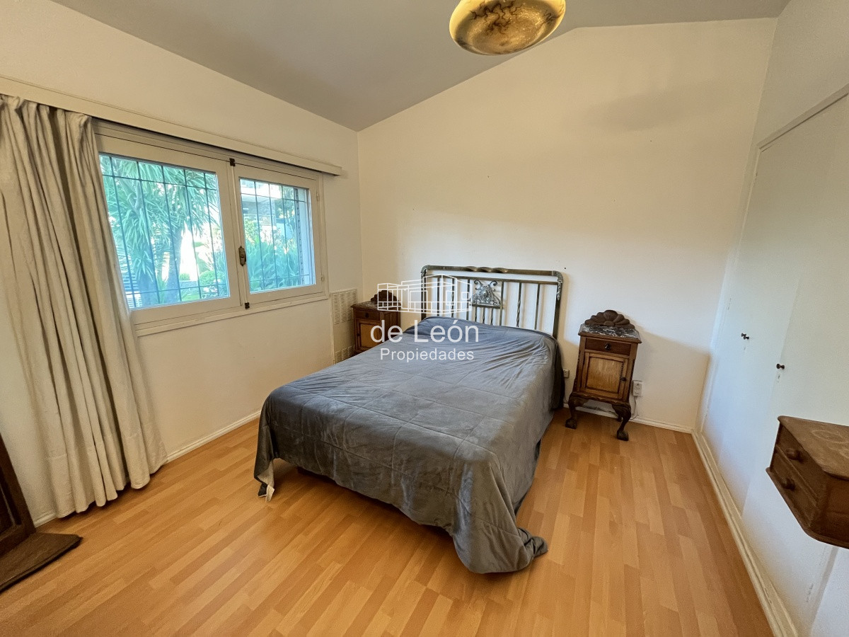 Casa ID.14821 - Se alquila anual, Casa en Playa Mansa: Amplia residencia con 4 dormitorios y espacios generosos, perfecta para disfrutar y residir