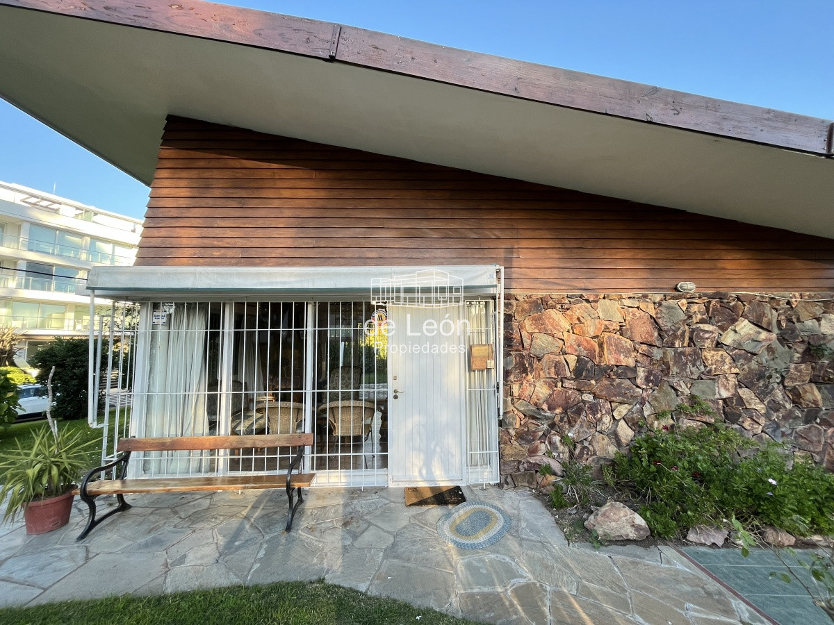 Casa ID.14821 - Se alquila anual, Casa en Playa Mansa: Amplia residencia con 4 dormitorios y espacios generosos, perfecta para disfrutar y residir