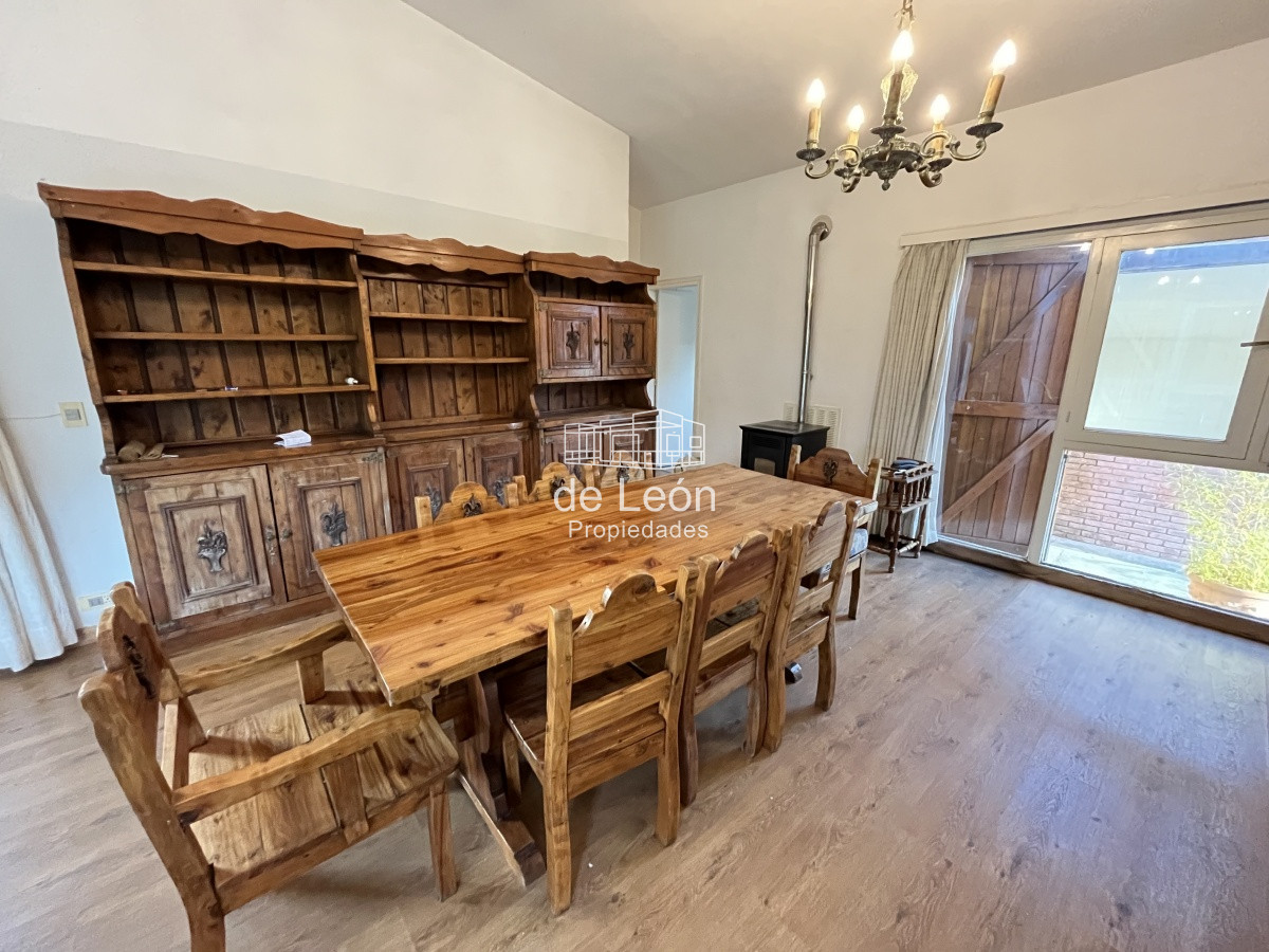 Casa ID.14821 - Se alquila anual, Casa en Playa Mansa: Amplia residencia con 4 dormitorios y espacios generosos, perfecta para disfrutar y residir