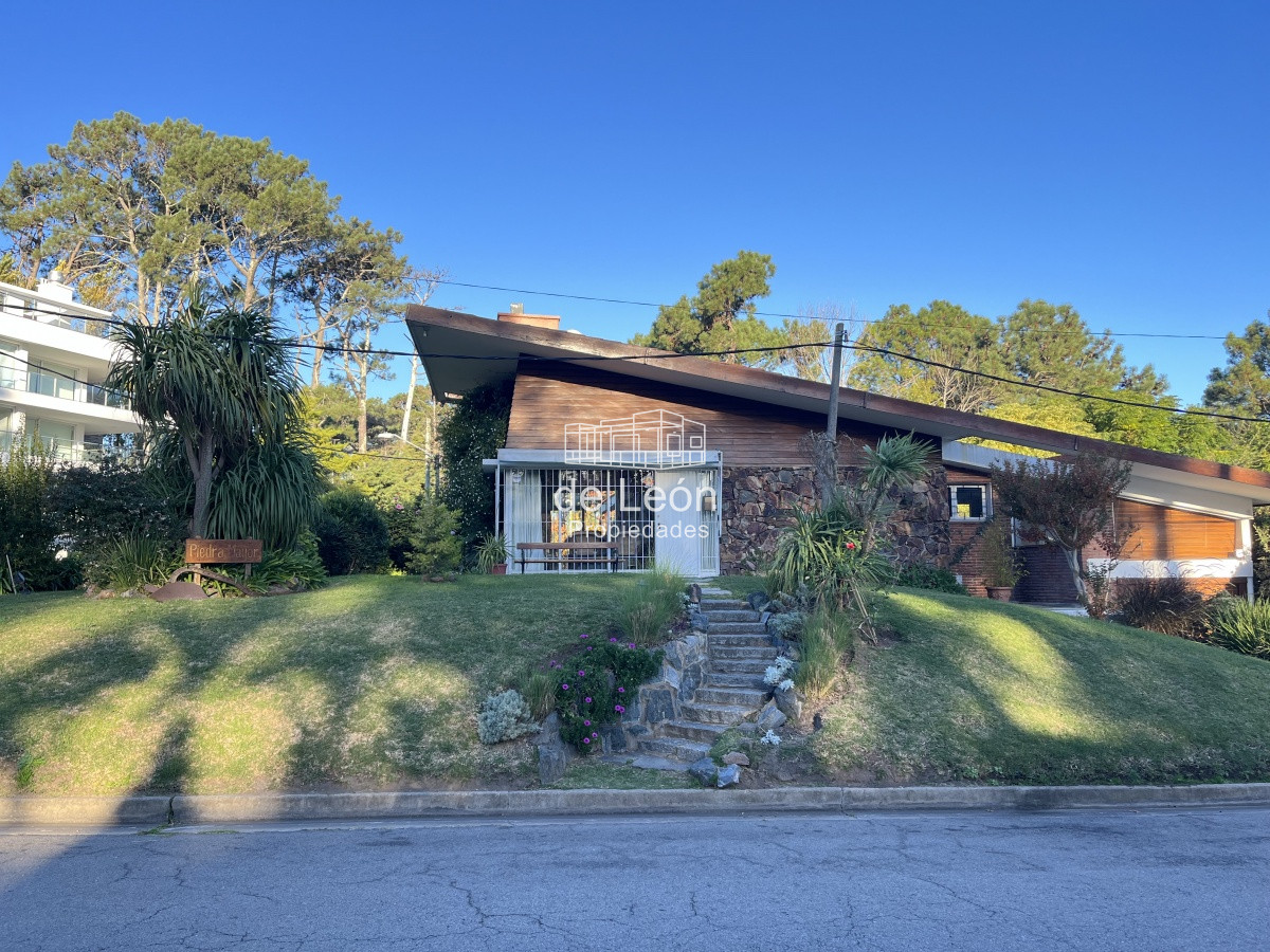 Casa ID.14821 - Se alquila anual, Casa en Playa Mansa: Amplia residencia con 4 dormitorios y espacios generosos, perfecta para disfrutar y residir