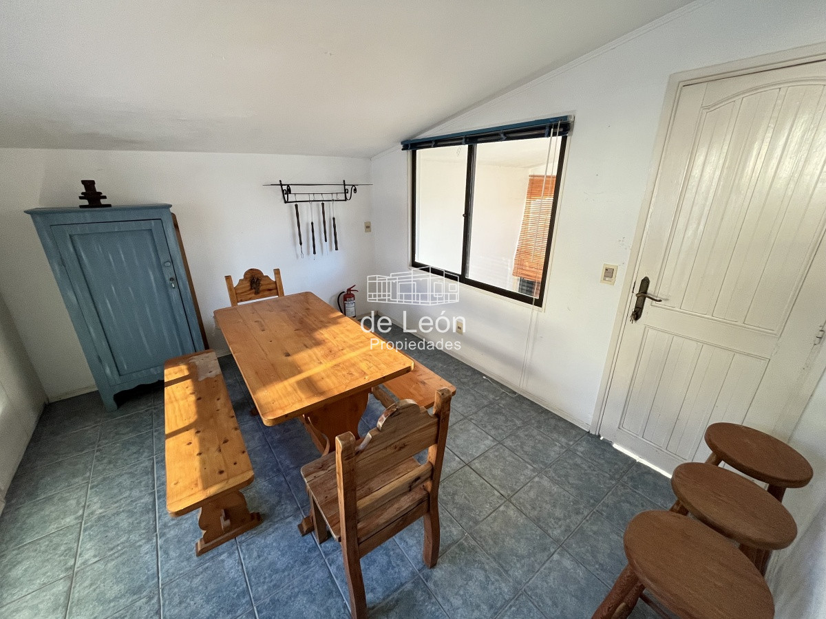 Casa ID.14821 - Se alquila anual, Casa en Playa Mansa: Amplia residencia con 4 dormitorios y espacios generosos, perfecta para disfrutar y residir