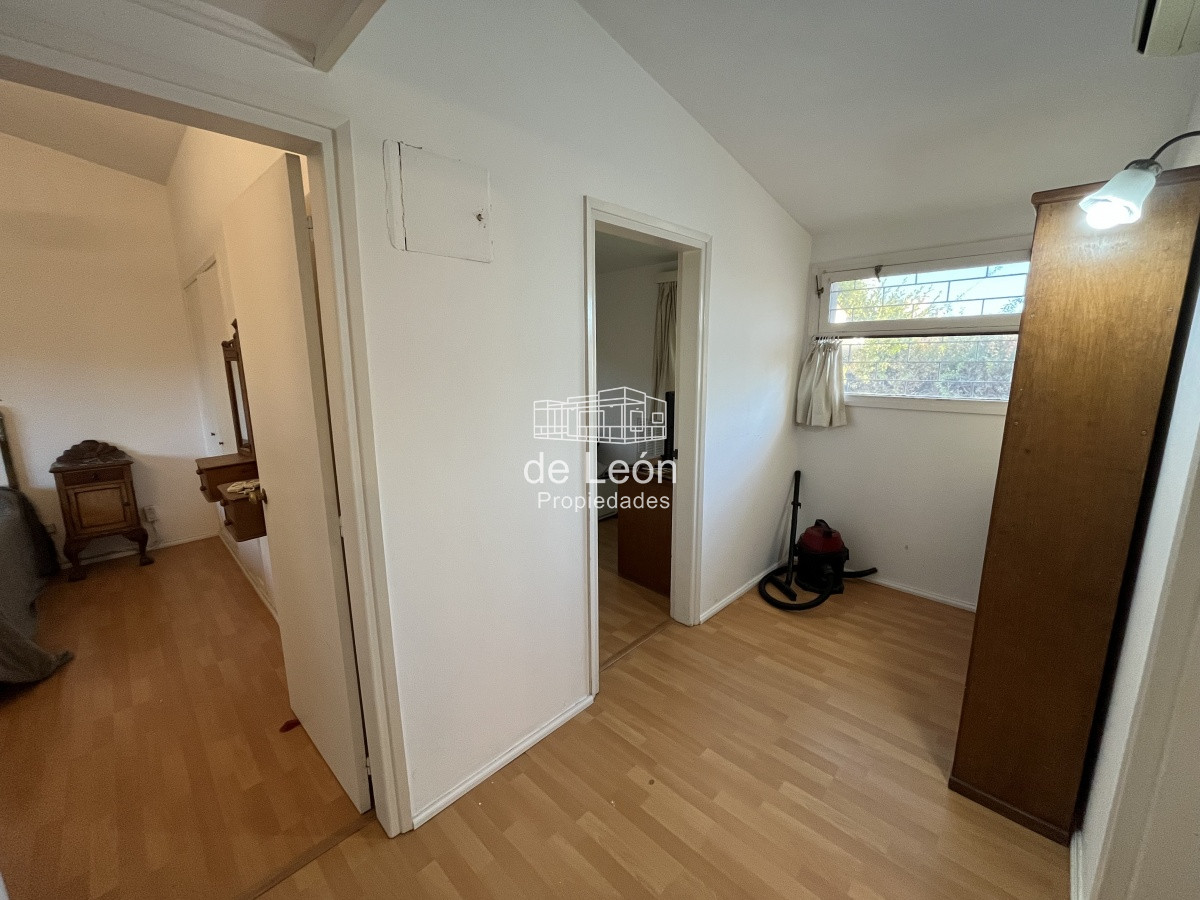 Casa ID.14821 - Se alquila anual, Casa en Playa Mansa: Amplia residencia con 4 dormitorios y espacios generosos, perfecta para disfrutar y residir