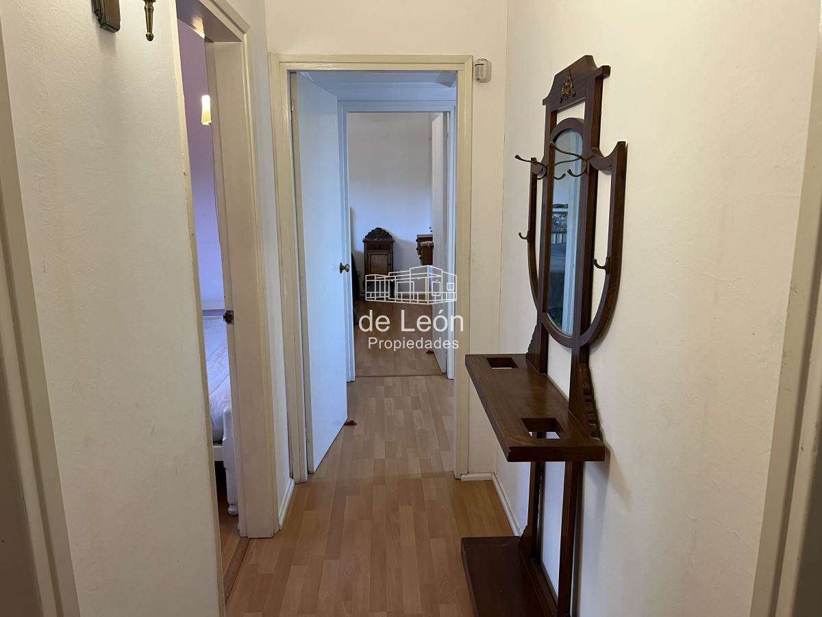 Casa ID.14821 - Se alquila anual, Casa en Playa Mansa: Amplia residencia con 4 dormitorios y espacios generosos, perfecta para disfrutar y residir