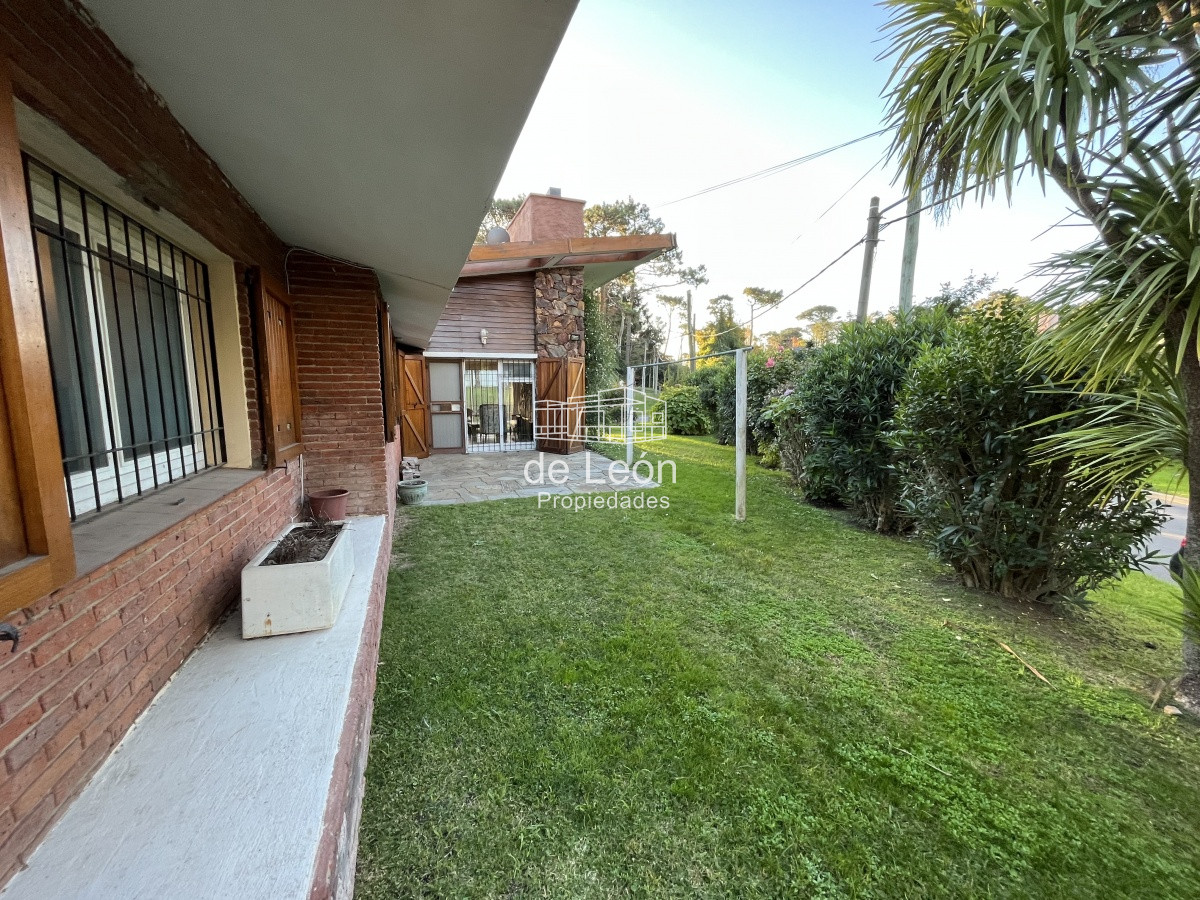 Casa ID.14821 - Se alquila anual, Casa en Playa Mansa: Amplia residencia con 4 dormitorios y espacios generosos, perfecta para disfrutar y residir