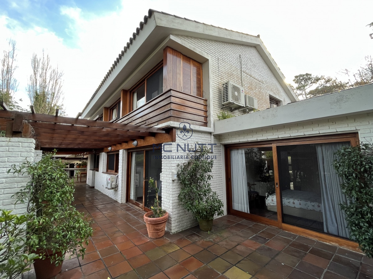 Casa ID.385/ - Hermosa casa en Playa Mansa