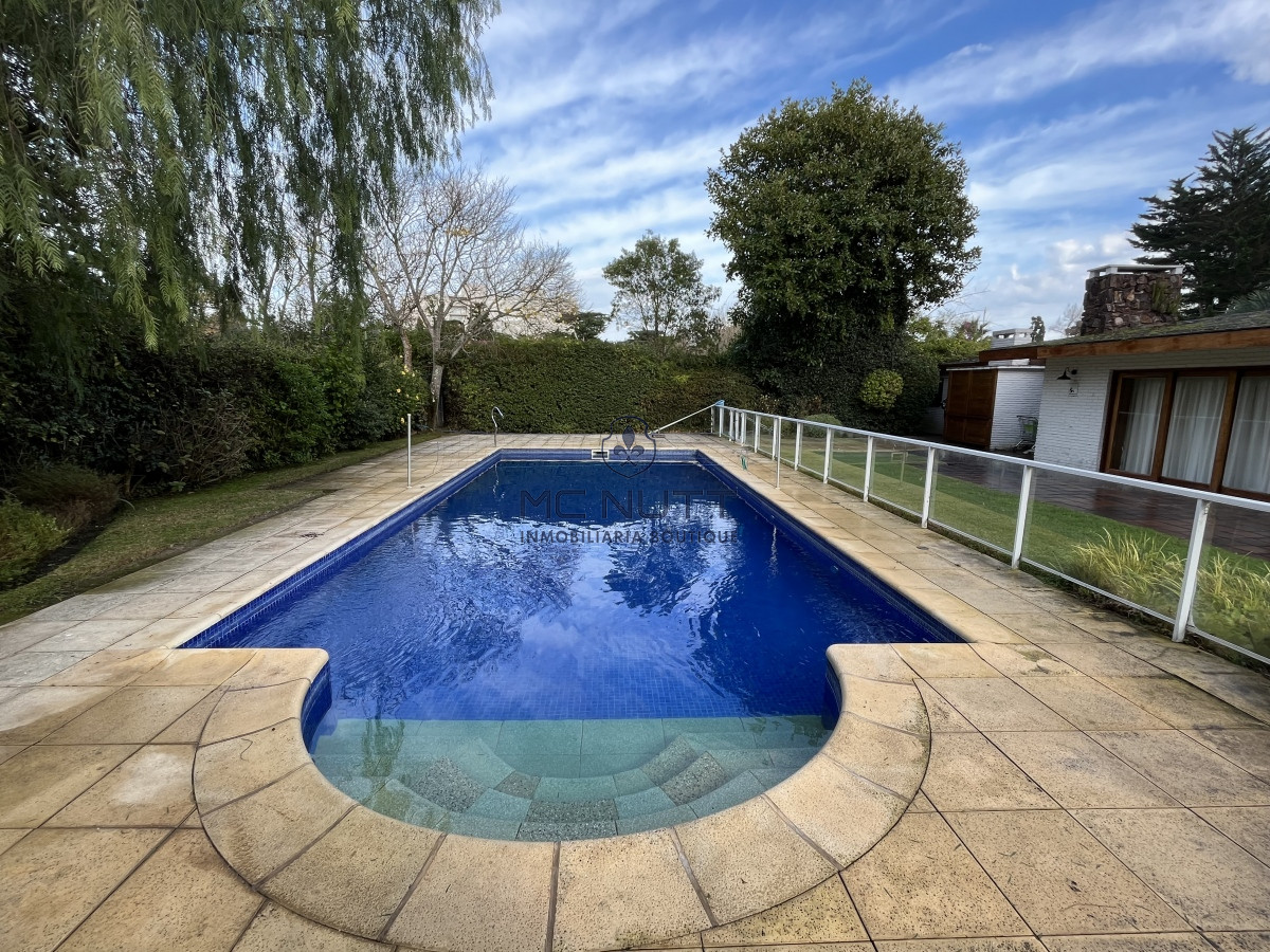 Casa ID.385/ - Hermosa casa en Playa Mansa