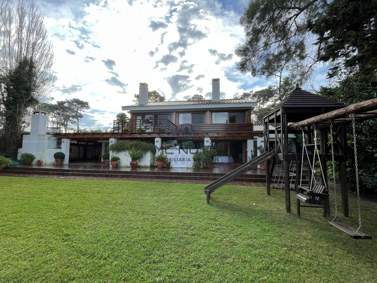 Casa ID.385/ - Hermosa casa en Playa Mansa