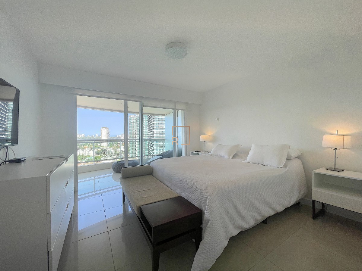 Apartamento ID.114 - Apartamento en venta en torre de lujo en Playa Mansa de Punta del Este. 