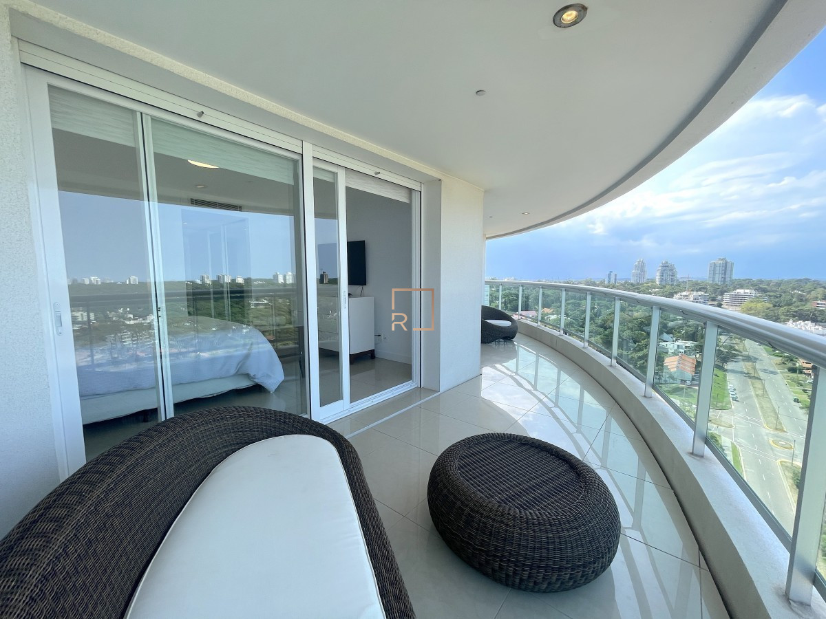 Apartamento ID.114 - Apartamento en venta en torre de lujo en Playa Mansa de Punta del Este. 