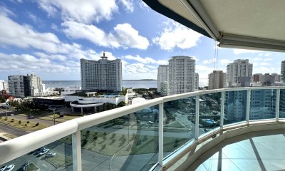 Apartamento en venta de 3 dormitorios mas dependencia de servicio con vista al mar playa mansa