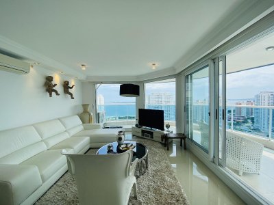 Apartamento en venta en de  3 dormitorios en Casino Tower, Playa Mansa,  Punta del Este