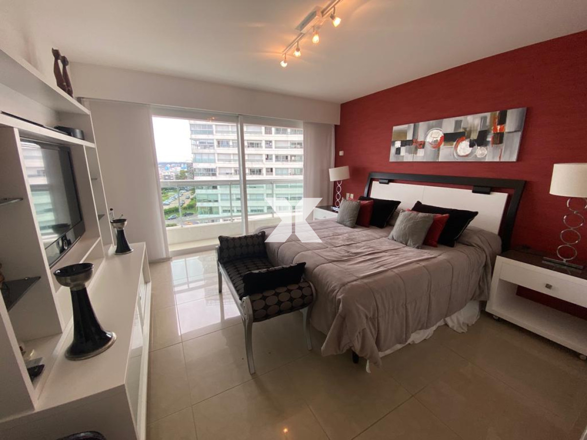 Apartamento ID.537 - Aquarela apartamento en alquiler anual 3 dormitorios y dependencia. Punta del Este.