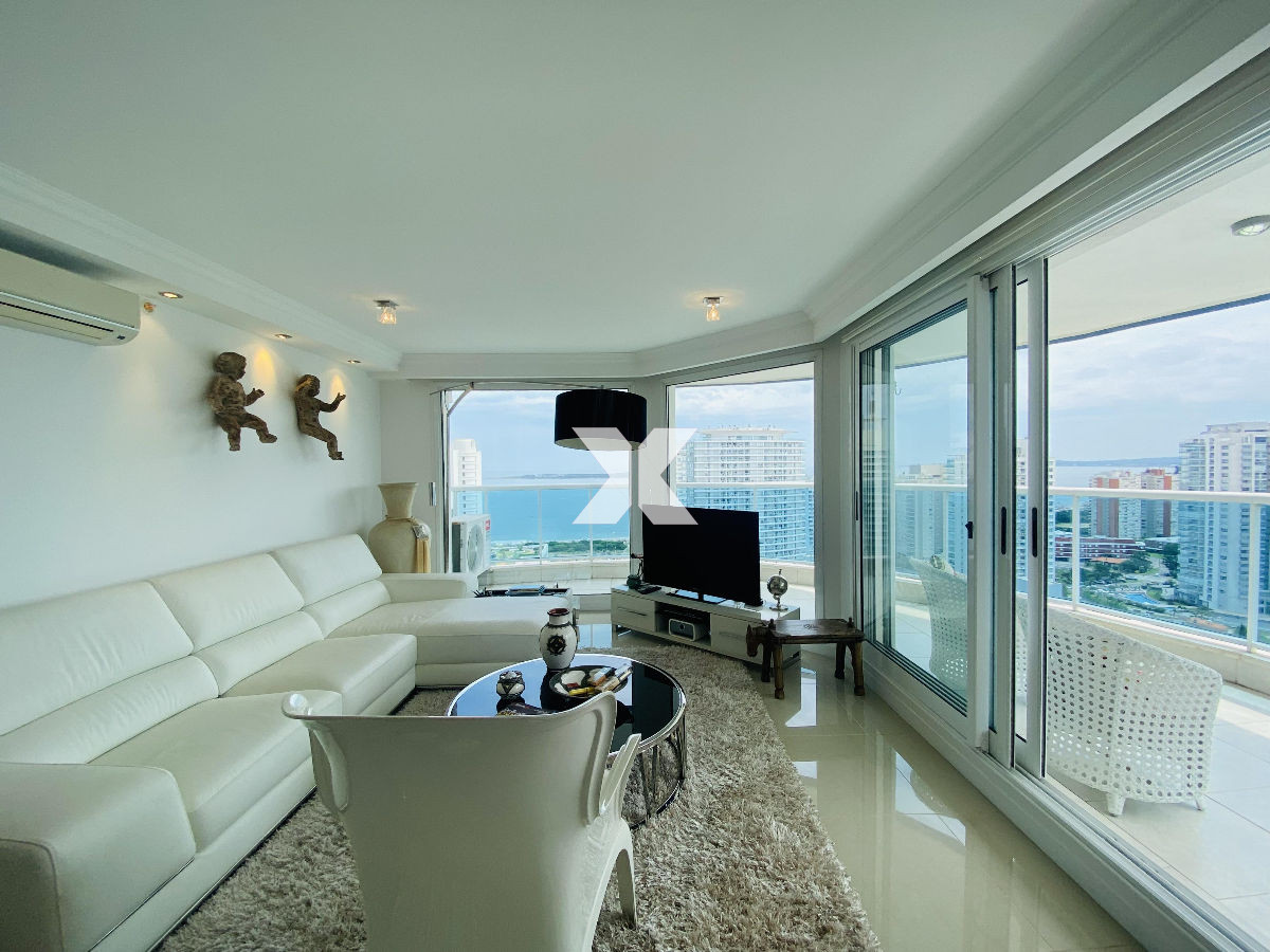 Apartamento ID.570 - Casino Tower  en venta  vista la mar  3 dormitorios 2 baños Punta del Este