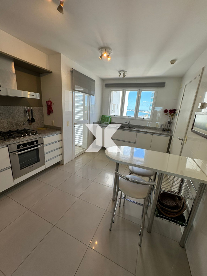 Apartamento ID.532 - Apartamento en venta 4 dormitorios y serv. Torre Aquarela. 