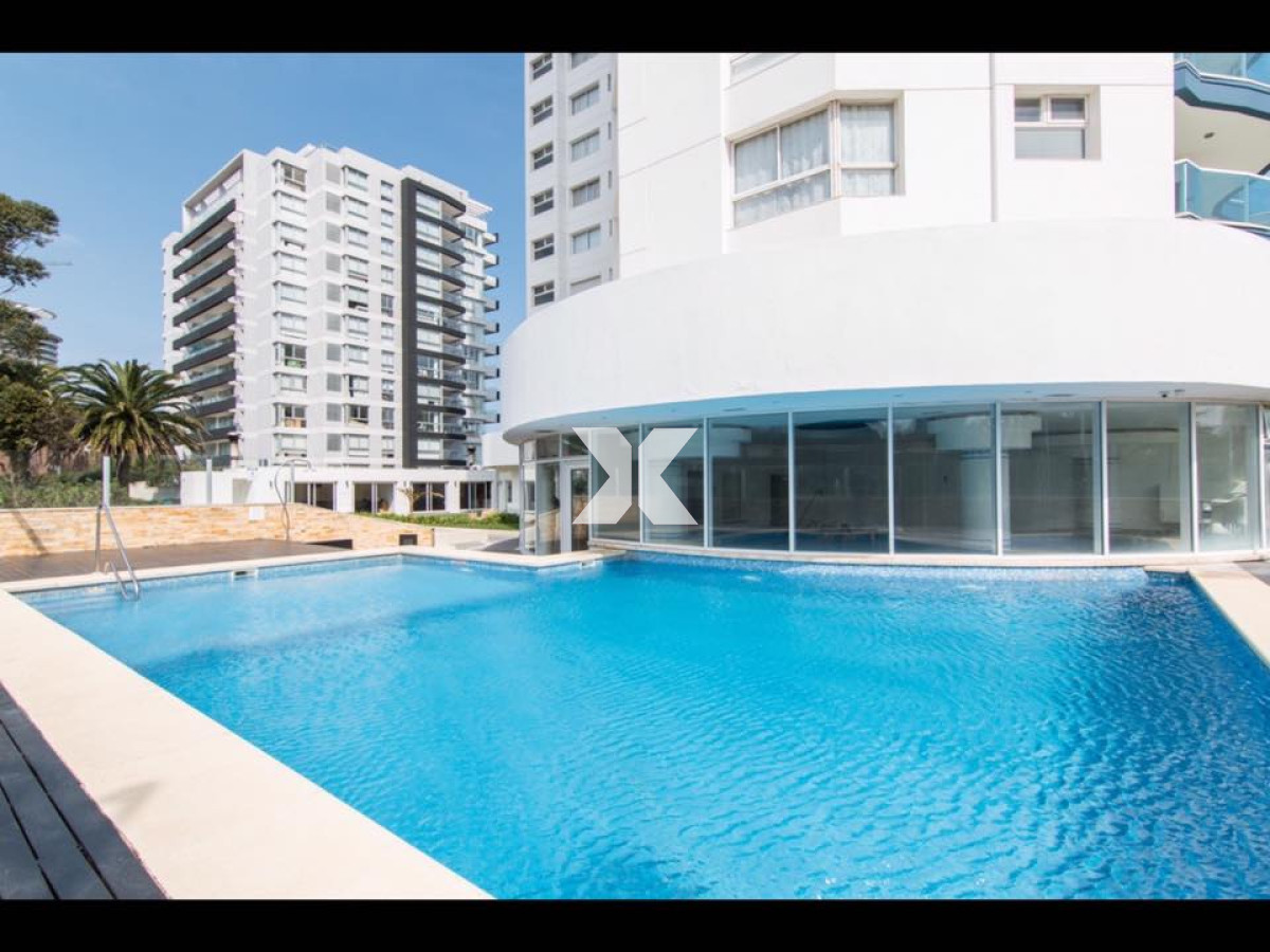 Apartamento ID.570 - Casino Tower  en venta  vista la mar  3 dormitorios 2 baños Punta del Este