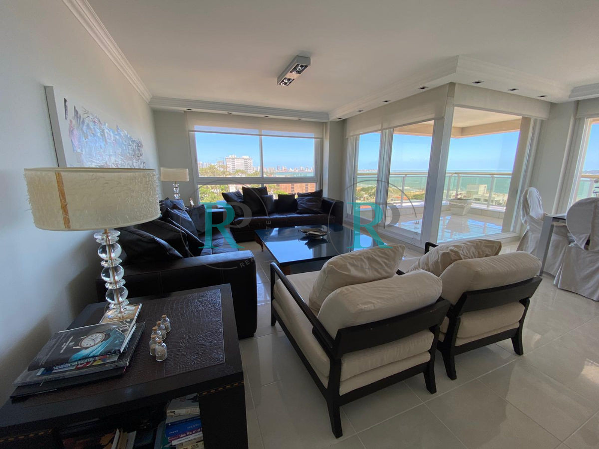 Apartamento ID.1338 - Le Jardín apartamento en venta tres dormitorios y dependencia. - Playa Mansa Punta del Este.