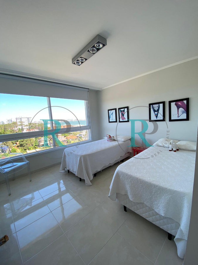Apartamento ID.1338 - Le Jardín apartamento en venta tres dormitorios y dependencia. - Playa Mansa Punta del Este.