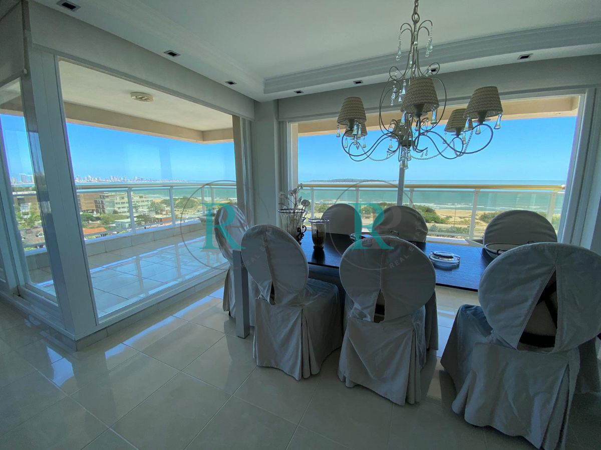 Apartamento ID.1338 - Le Jardín apartamento en venta tres dormitorios y dependencia. - Playa Mansa Punta del Este.