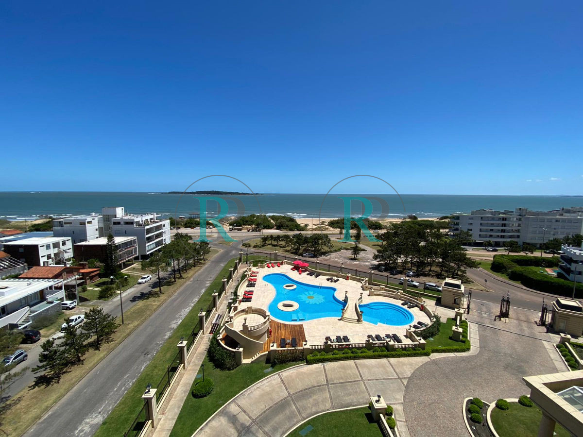 Apartamento ID.1338 - Le Jardín apartamento en venta tres dormitorios y dependencia. - Playa Mansa Punta del Este.
