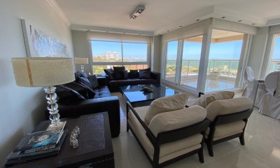 Le Jardín apartamento en venta tres dormitorios y dependencia. - Playa Mansa Punta del Este.