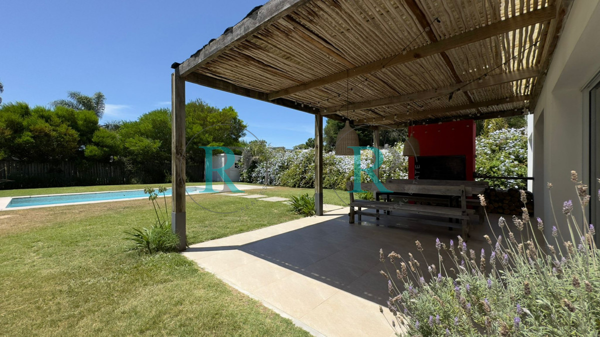 Casa ID.2209 - Casa alquiler anual barrio cerrado. 4 dormitorios piscina, parrillero. 