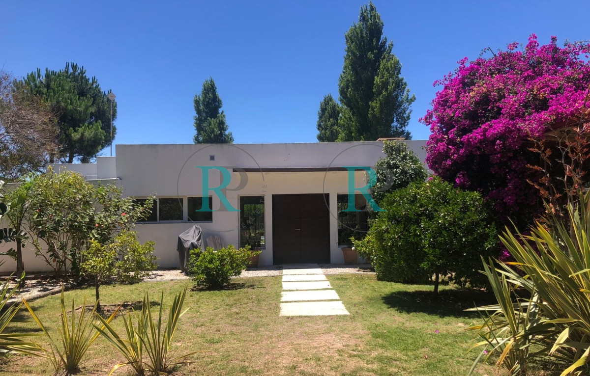 Casa ID.2209 - Casa alquiler anual barrio cerrado. 4 dormitorios piscina, parrillero. 