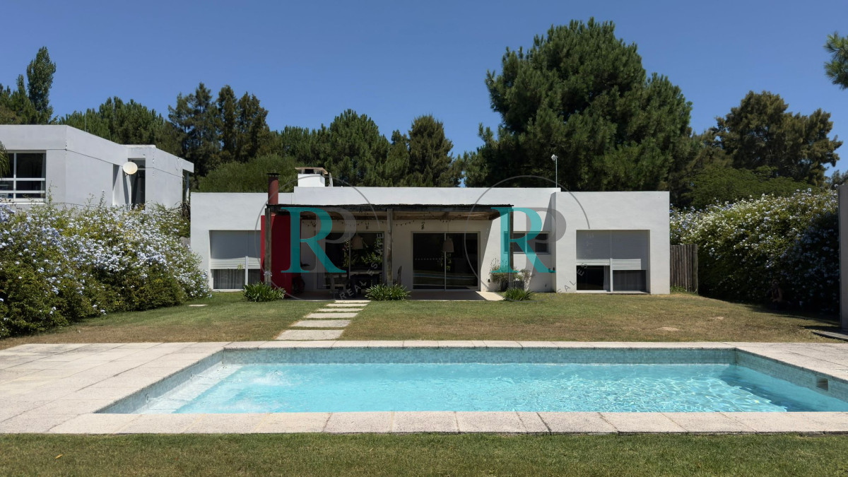 Casa ID.2209 - Casa alquiler anual barrio cerrado. 4 dormitorios piscina, parrillero. 