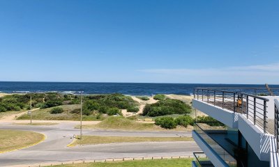 Apartamento en venta tres dormitorios - Playa Brava