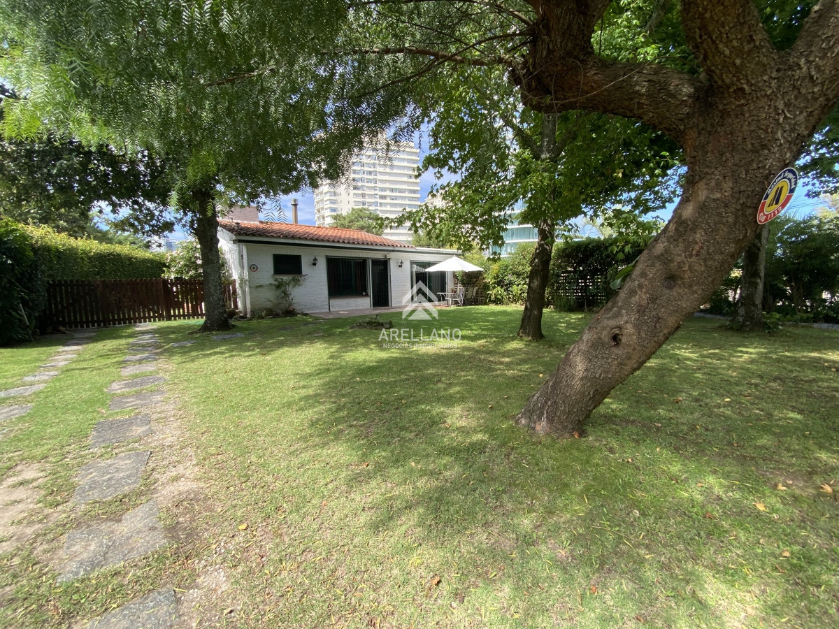 Casa ID.4864 - Casa en alquiler anual 2 dormitorios y dependencia de servicio. Punta del Este.
