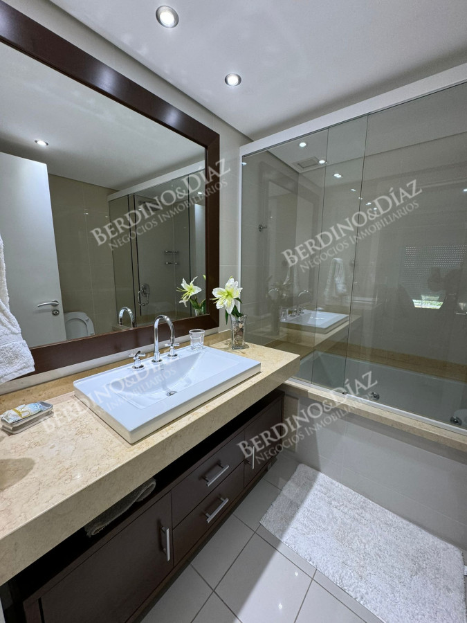 Apartamento ID.2510 - Apartamento en venta 4 dormitorios y servicio  Torre Aquarela. 