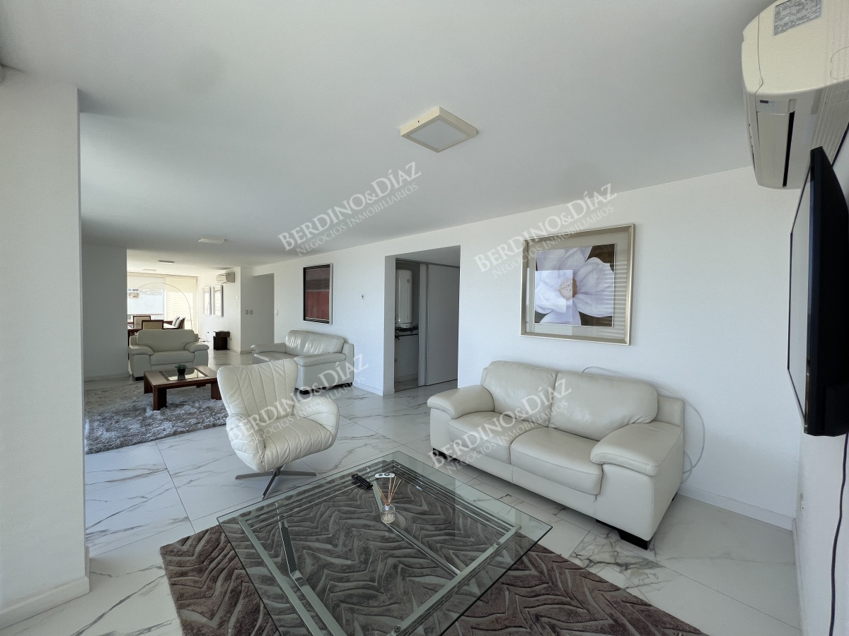 Apartamento ID.2601 - Hermoso apartamento en , venta y alquiler temporal  4 dormitorios. Playa mansa. 