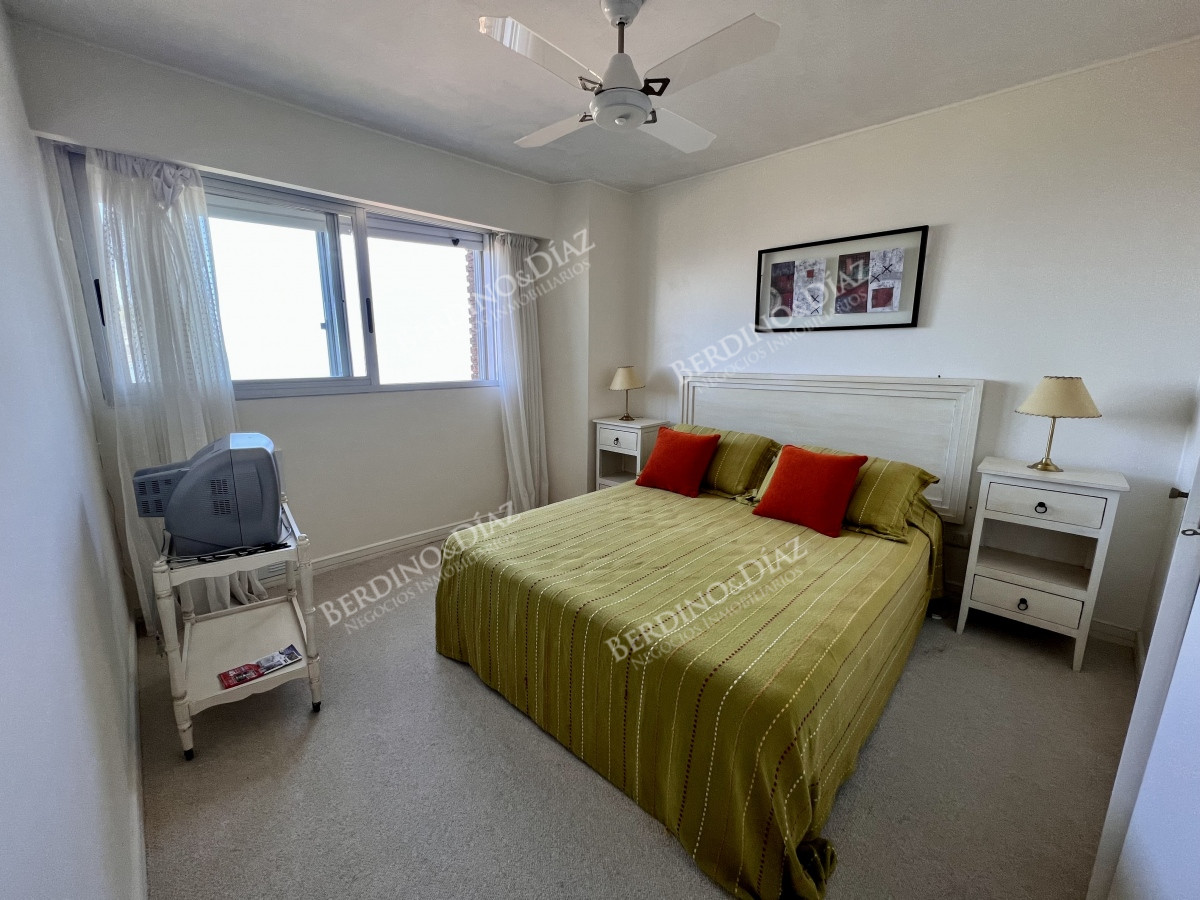 Apartamento ID.2713 - Apartamento en venta de 4 dormitorios frente al mar. Playa mansa. 