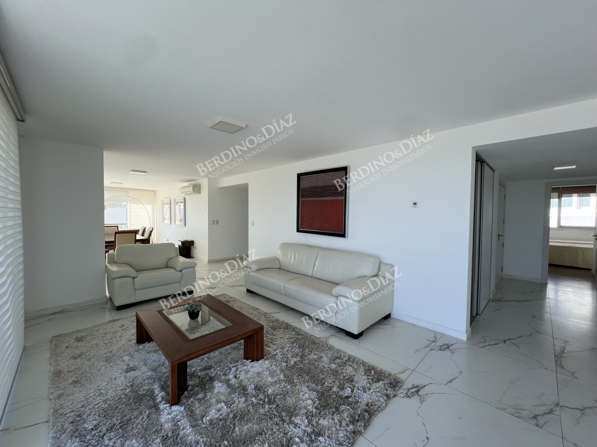 Apartamento ID.2601 - Hermoso apartamento en , venta y alquiler temporal  4 dormitorios. Playa mansa. 