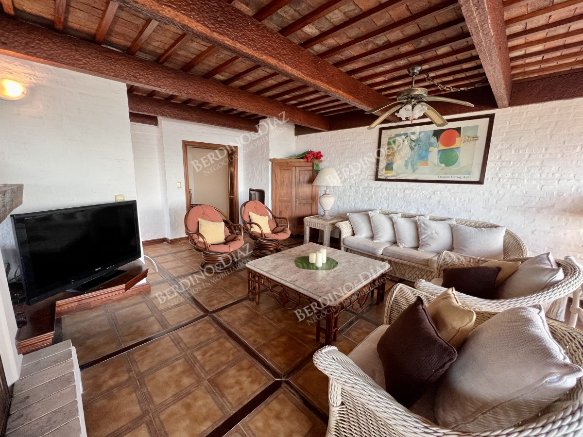 Apartamento ID.2713 - Apartamento en venta de 4 dormitorios frente al mar. Playa mansa. 