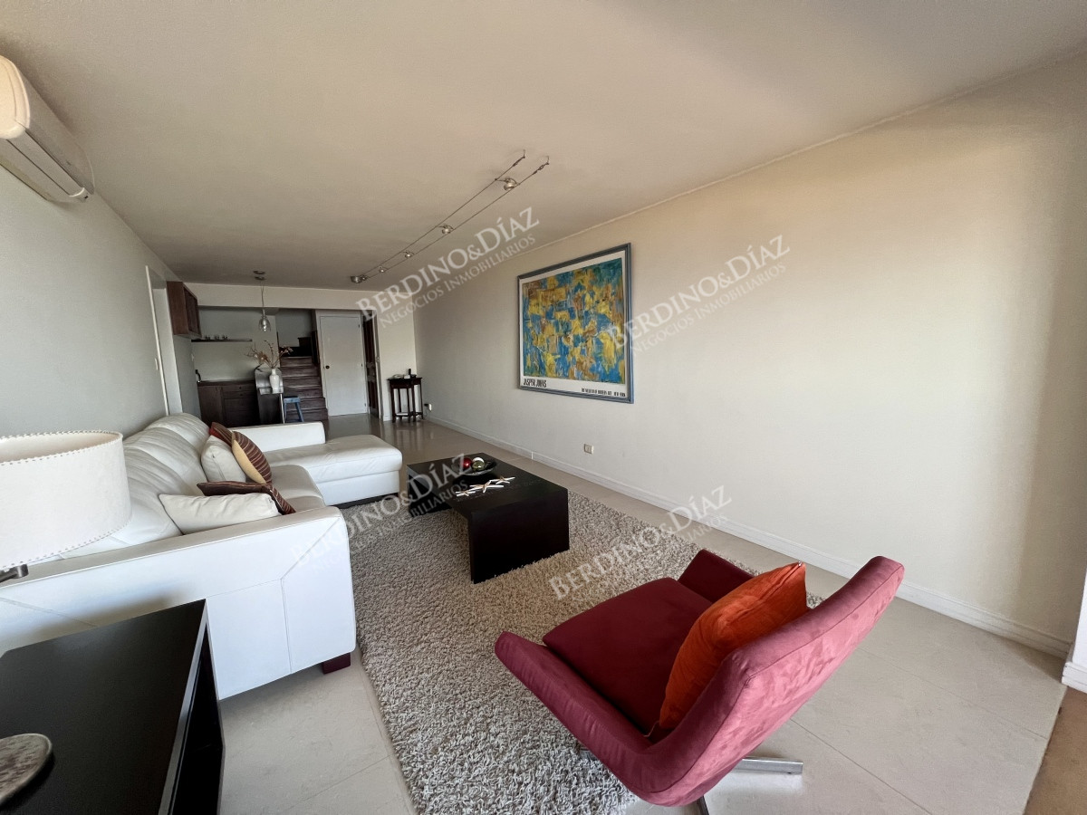 Apartamento ID.2713 - Apartamento en venta de 4 dormitorios frente al mar. Playa mansa. 