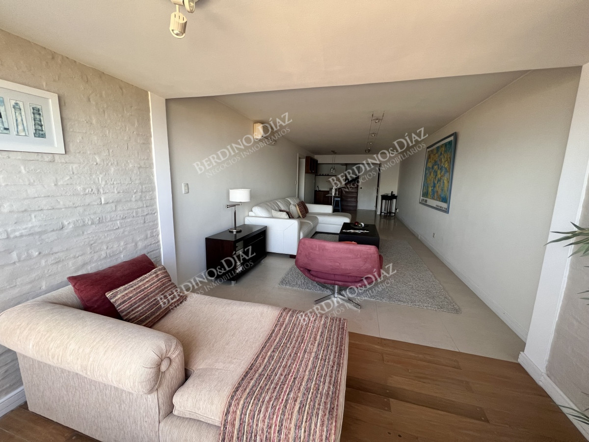 Apartamento ID.2713 - Apartamento en venta de 4 dormitorios frente al mar. Playa mansa. 