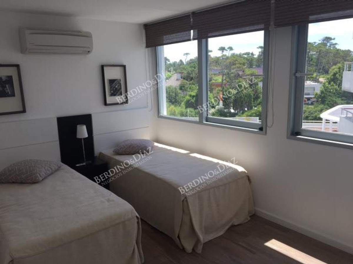 Apartamento ID.2601 - Hermoso apartamento en , venta y alquiler temporal  4 dormitorios. Playa mansa. 