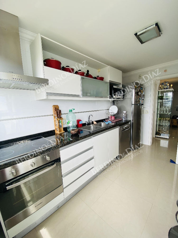 Apartamento ID.2602 - Casino Tower  en venta  vista la mar  3 dormitorios 2 baños Punta del Este