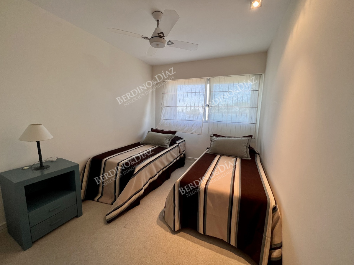 Apartamento ID.2713 - Apartamento en venta de 4 dormitorios frente al mar. Playa mansa. 