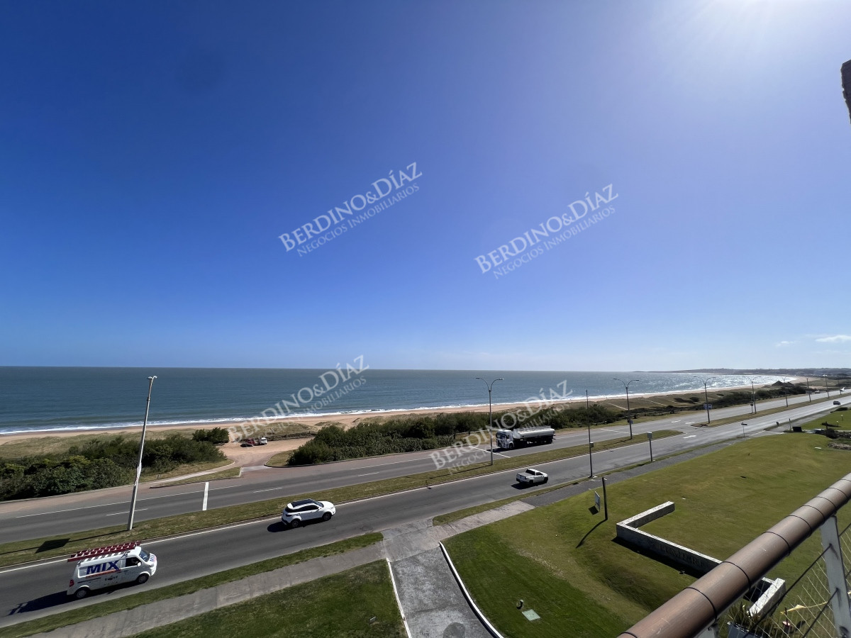 Apartamento ID.2601 - Hermoso apartamento en , venta y alquiler temporal  4 dormitorios. Playa mansa. 