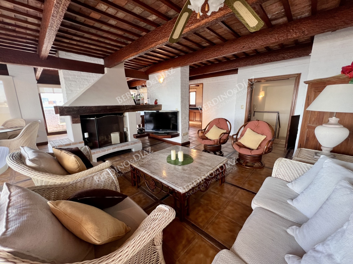 Apartamento ID.2713 - Apartamento en venta de 4 dormitorios frente al mar. Playa mansa. 