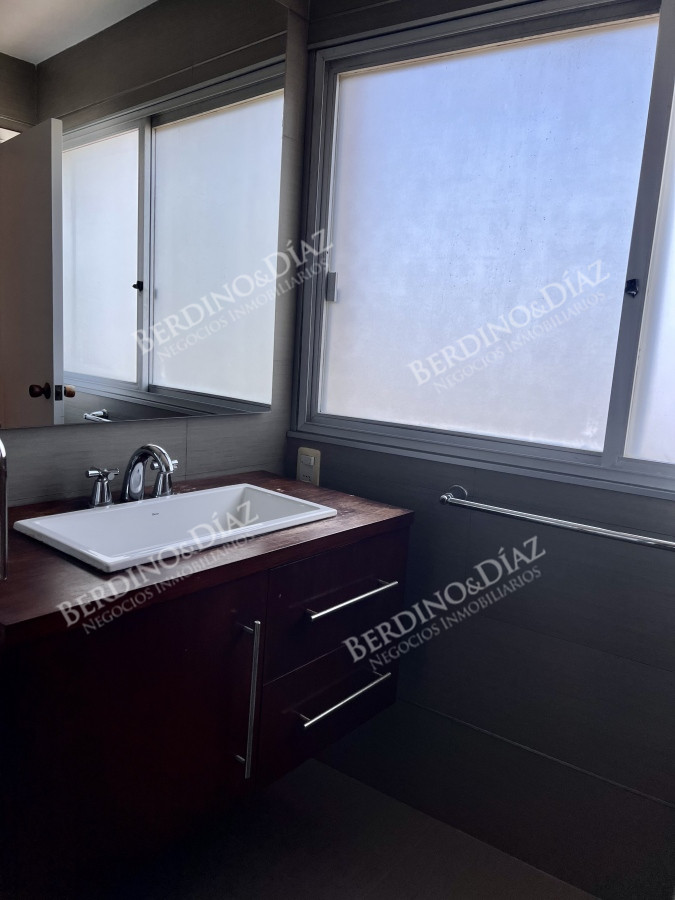 Apartamento ID.2713 - Apartamento en venta de 4 dormitorios frente al mar. Playa mansa. 